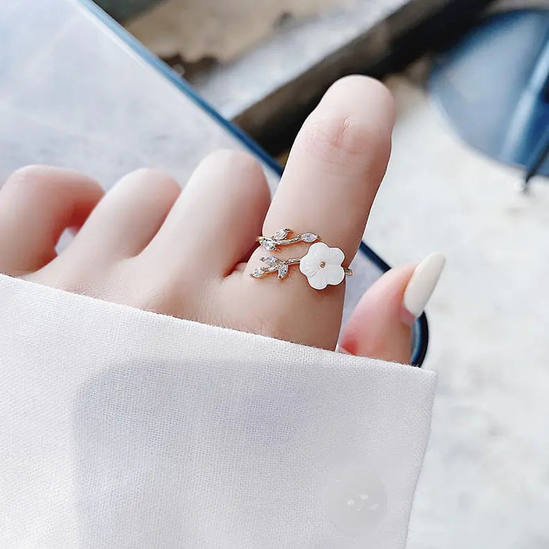 Exquisite Crystal Flower Ring